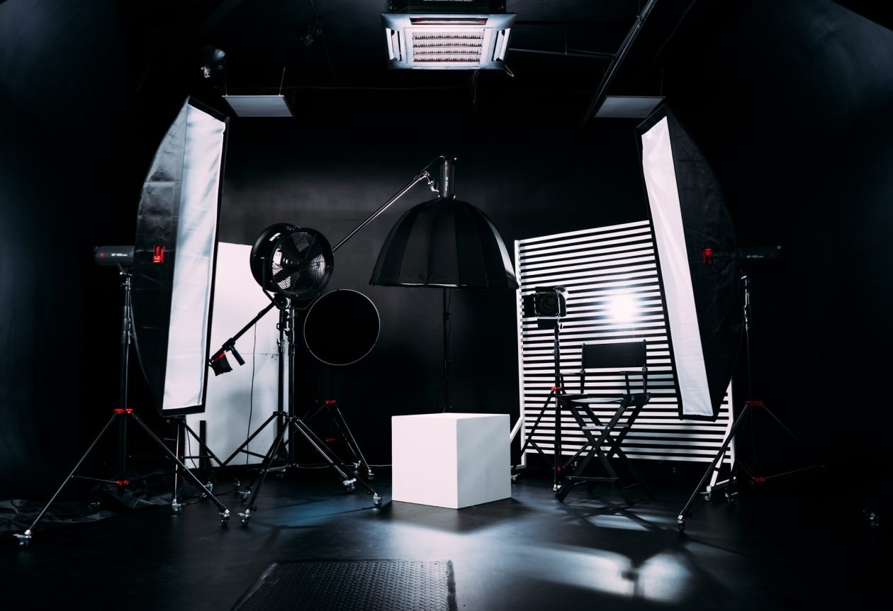 Modern photo studio with professional equipment. Black cyclorama. fotografia profesional, se muestra set de fotografia para productos y moda.